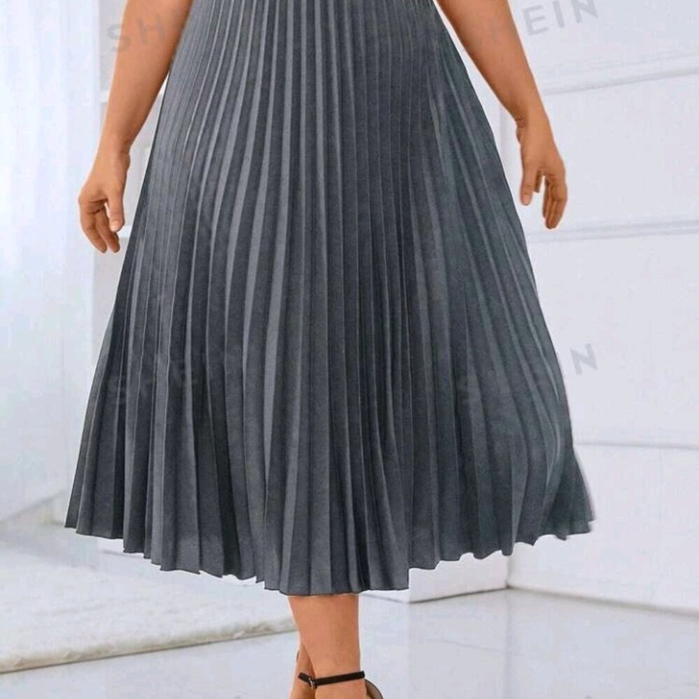 Plus Size Solid Color Pleated Midi Skirt - Picture 9 of 9